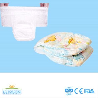 Los PP frontales graban al bebé levantan los pantalones con la cinta colorida de la cintura del tejido